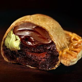 Empanada de nutella, brownie y pistacho