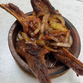 ხბოს ნეკნები აჯიკით