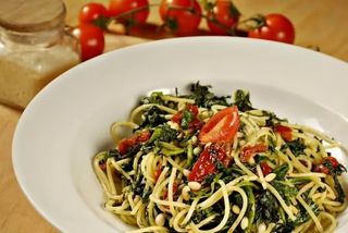 Spaghetti Bucatini con Spinac