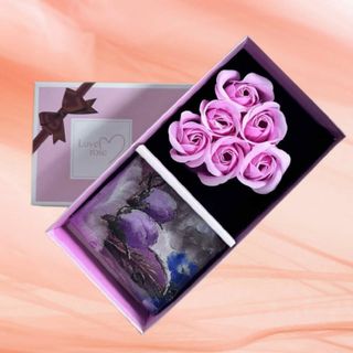 Cutie roz cu esarfa si trandafiri 