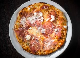 Pizza Formaggi e Crudo Mica 