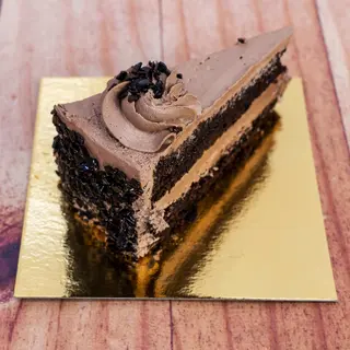 Porción de tarta de chocolate y trufa