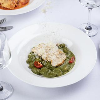 ნიოკი პესტოთი და ქათმით