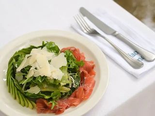 Салат з авокадо та фореллю