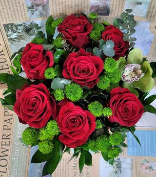 Aranjament cu trandafiri, eucalipt, santinia și orhidee