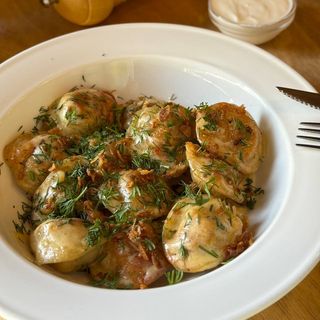 Смажені пельмені зі свининою з сирним соусом