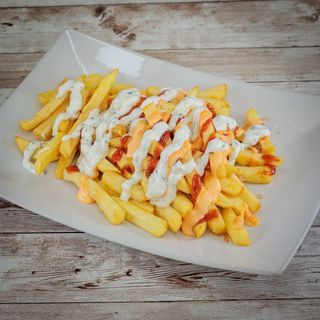 Pomfrit preliven topljenim cheddarom i tzatziki