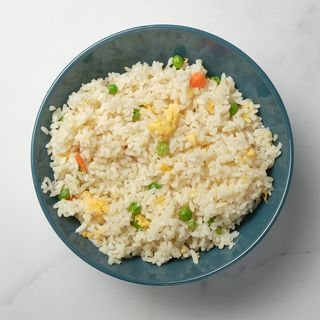 Prženi pirinač sa jajima i povrćem