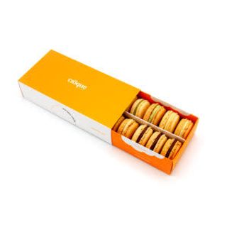 Cutie cu 12 macarons