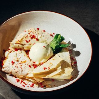 Яблучний штрудель з морозивом