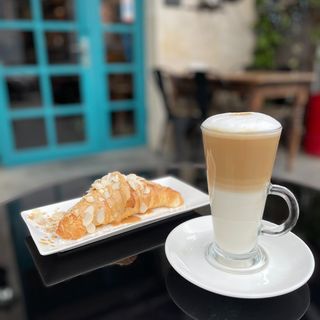 კარამელის კრუასანი ნუშის ფანტელებით