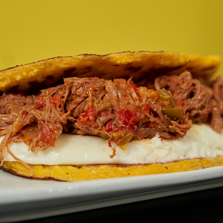 Cachapa con Queso de Mano y Ternera Mechada