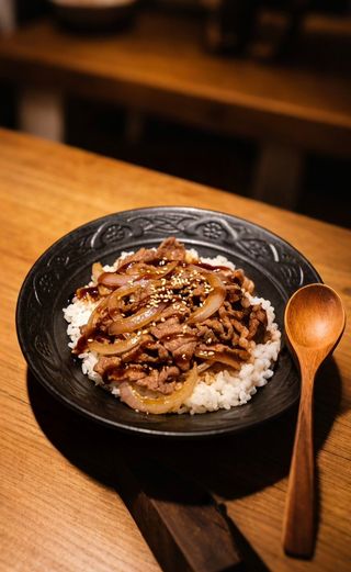 Govedina sa pirinčem  牛丼盖饭