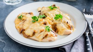 Plat Escalope de poulet gratinée