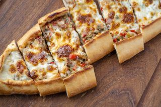 Pide cu carne si cascaval