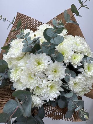 Ramo Médio Margaridas Brancas e Eucalipto