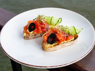 Брускета з лососем та соусом Грибіш (100g)