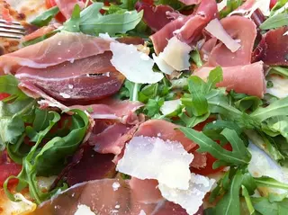 Crudo e rucola
