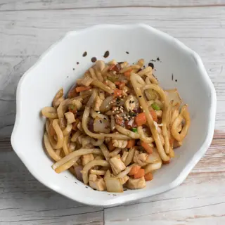 Yaki Udon Con Pollo Y Verduras De Temporada