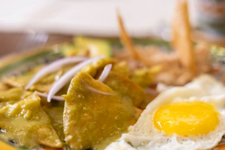 Chilaquiles con huevo frito