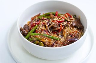 Taietei cu carne de porc si legume in sos teriyaki