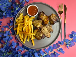 Реберця BBQ зі свинини з кисло-солодким соусом та картоплею фрі 450гр