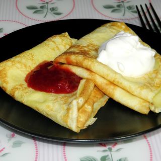 Naleśniki z dżemem truskawkowym