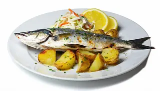 Meniu dorada grill cu cartofi natur, salata de varza si lamaie