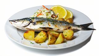 Meniu dorada grill cu cartofi natur, salata de varza si lamaie