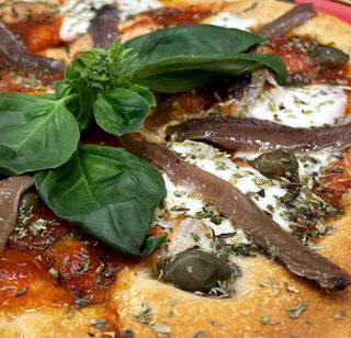 Alle acciughe di Cantabrico e capperi di Pantelleria