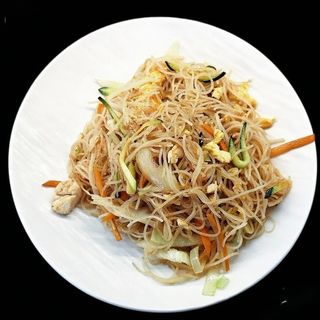 79. fideo arroz con Pollo. rice Noodles With Chicken