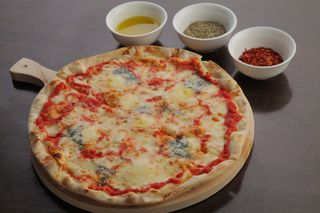 ოთხი ყველის პიცა (33 სმ)