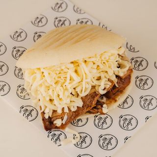 Arepa de Pernil con queso amarillo