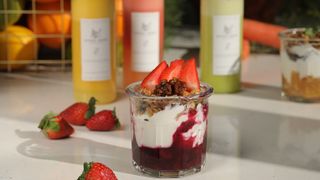 გრანოლა იოგურტით,მარწყვით და კენკრის ჯემით