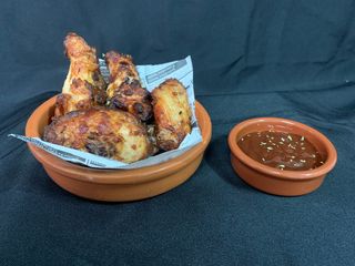 Alitas De Pollo Con Salsa BBQ (4 Uds.)