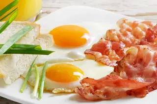 2 Huevos Fritos Con Bacon