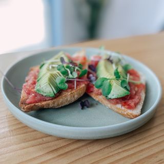Tostada Con Aguacate Y Tomate Rallado