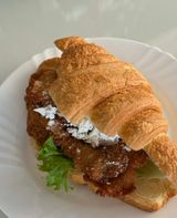 Kroasan sendvič sa piletinom