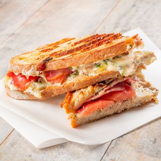 TOSTA ATUM COM TOMATE E ALFACE