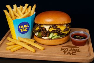 Triple burger + pomfrit + kečap