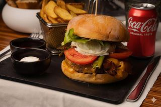 Hamburger a scelta, patatine country e bevanda