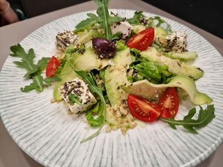 Зелена салата с авокадо и мариновани сиренца и орехи (350г)