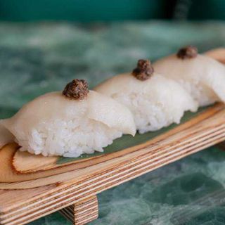 Nigiri pez mantequilla con trufa (und)