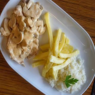 ESCALOPES DE VITELA COM MOLHO DE COGUMELOS