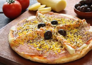 Pizza de jamón y palmitos