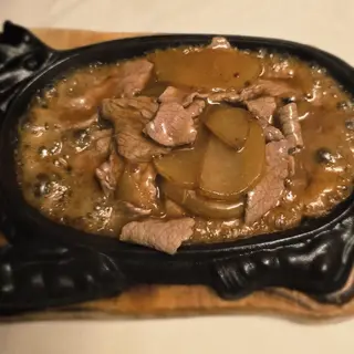 106 Vitello con patate saltate alla piastra