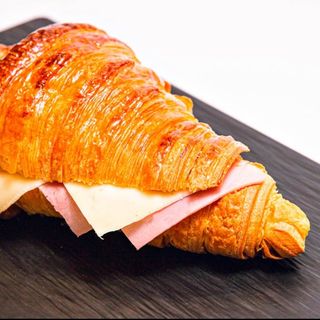 Croissant Con Jamón York Y Queso caliente (1 Ud.)