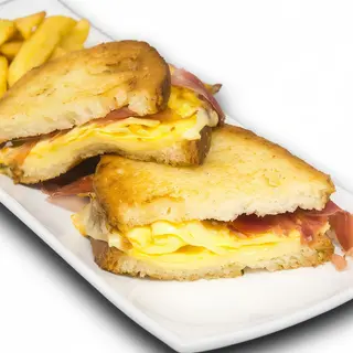 SANDWICH IBERICO: Jamón ibérico, tortilla francesa y queso fundido
