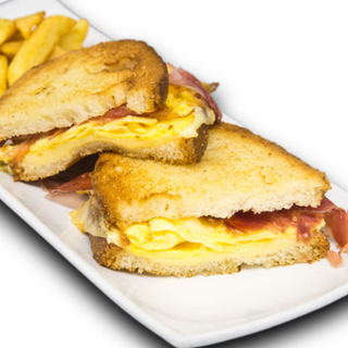 SANDWICH IBERICO: Jamón ibérico, tortilla francesa y queso fundido