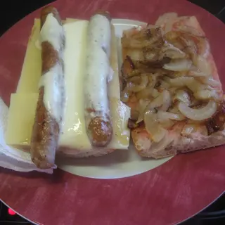 Bocadillo de Butifarra pagés con cebolla caramelizada y queso 